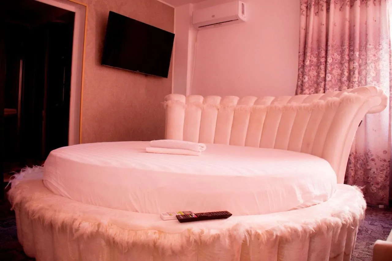 Gasthuis Ely'S Mansion Hotel Boekarest